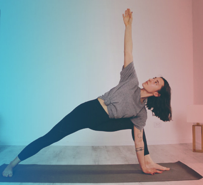 Женщина занимается йогой